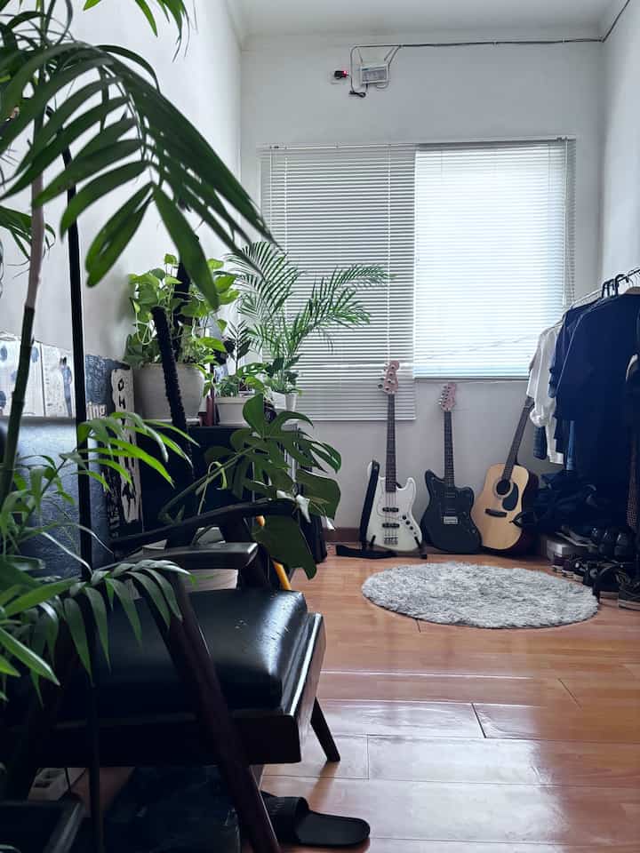 dengan ruangan yang sbenernya cukup luas tapi agak tricky karna sudut jendela. gw coba bikin tetep luas dan tidak penuh dengan menambah tanaman sebagai aksen dan oenyegar dari tone warna yang tidak terlalu banyak #Bikincantikkamar #renovasikamar #MakeOverKamar