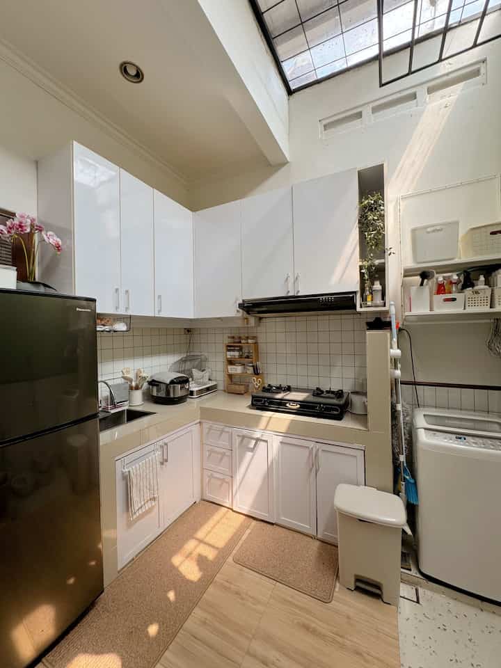 STYLING DAPUR RUMAH DEVELOPER

Dapur ini berukuran kurang lebih 3x2 m2. Tidak luas jd kami memanfaatkan ruang dengan banyak kabinet penyimpanan.

Standar dapur rumah developer biasanya sudah dapat top table dapur cor. Jadi kami hanya menambahkan kabinet bawah dan atasnya. Supaya dapur lebih rapi dan nyaman.

Dipercantik dengan memasang backsplash low budget yakni dari stiker vynil yg anti rayap, tahan panas dan air, juga mudah dibersihkan. 

Menempatkan rak bumbu dan botol bumbu kayu yg senada dengan tema dapur ini yaitu white wood kitchen.

Dan karena dapur itu jadi salah satu tempat yg rawan timbul rayap, jadi kami memasang skylight dan lubang udara diarea dapur, supaya sirkulasi dan pencahayaan didapur tetap baik.

Jadi walaupun dapur rumah developer, tapi tetap bisa nyaman, sehat dan estetik bukan 😊

#BikinCantikDapur #MakeOverDapur #RenovasiDapur #DapurMinimalis #KitchenSetMinimalis #DapurModern #DapurMungil 