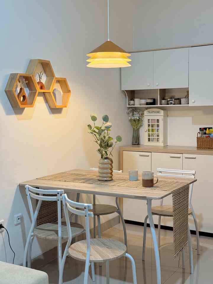 Favorite moment at home ___ ngobrol bareng suami sambil minum teh/kopi dimeja makan 🤍

Kita memang lumayan sering menyelipkan quality time berdua dirumah ditengah kesibukan kita masing-masing. Kadang dilivingroom kadang dikamar, tapi sejak pasang lampu gantung diatas meja makan ini, sekarang ini jadi tempat favorite kita berdua buat quality time bareng. Ternyata sengaruh ini ya lighting merubah ambience ruangan.

#WaktuFavoritDirumah #SantaiDiRumah #RuanganFavorit 