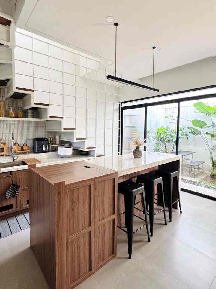 Area dapur kami berada dibawah tangga, dengan keterbatasan space tidak banyak kabinet yang disimpan diatas top table dan hanya diberi ambalan agar tetap bervolume.

Backsplash keramik kami pilih untuk mempercantik area dapur. Selain itu, Kitchen Island yang cukup besar ini menjadi salah satu yang membuat dapur kami istimewa. Selain Bersifat multifungsi, Kitchen Island ini bisa di gunakan untuk banyak hal, mulai dari area memasak, tempat penyimpanan barang, hingga meja makan.

Area kompor kami pasang di kitchen Island dan di beri penutup agar area makan bisa dimaksimalkan ketika kami memerlukan meja yang besar untuk menyimpan semua makanan.

Selain itu kitchen appliances yang kami pilih adalah peralatan atau perangkat yang memang kami butuhkan, dalam pemilihannya kami sesuaikan dengan warna kitchen set agar tetap menyatu dan tetap terlihat estetik. Tidak lupa kami tambahkan lampu gantung diatas kitchen island untuk mempercantik ruangan.

#BikinCantikDapur #MakeOverDapur #RenovasiDapur #KitchenIsland #KitchenSet #dapurcantik 