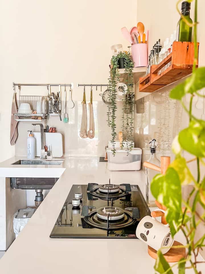 Cara menstyling dapur yang terpenting adalah selalu rapi. Barang punya rumahnya. Walaupun tidak ada kitchen set, yang penting punya storage. Aku pakai storage rotan dan ambalan. Pakai tanaman ijo-ijo artificial untuk variasi refresing di dapur.

#BikinCantikDapur
#MakeOverDapur
#RenovasiDapur
#DapurMinimalis
#DapurMungil
#DapurTanpaKitchenSet