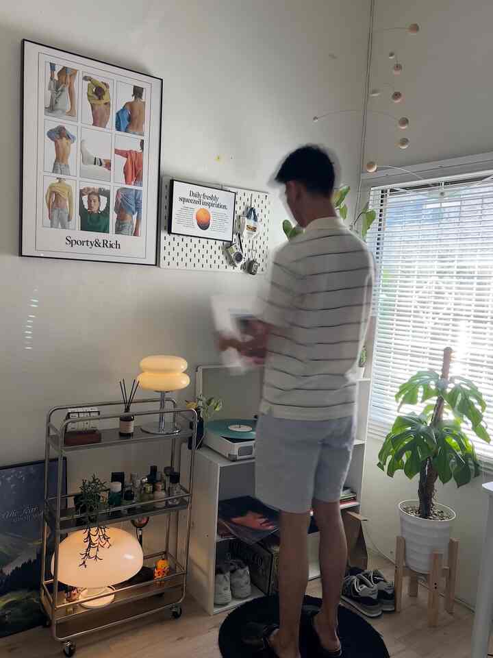 Mini corner in my room, salah satu jadi spot fav ku buat dengerin lagu dari piringan hitam untuk mengisi waktu luang, ditambah hiasan lampu dengan warna warm white menambah kesan hagat untuk menemani aktivitas di kamar agar terasa nyaman. Kalo gini jadi makin betah deh dikamarr 😃🤩💯

#WaktuFavoritDiRumah
#SantaiDiRumah
#RuanganFavorit