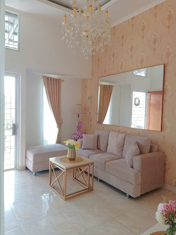 Hai para Home Decor Lovers 👋🏻,
unggahan pertamaku diawali dari ruang tamu.
Btw kenalin aku Via, working mom yang suka cari side income dari rumah 🤪
Setiap sudut rumah aku abadikan, biar inget kalau beli rumah ini tuh pakai keringat dan kerja keras, jadi biar makin semangat beberes tentunya biarpun capek sepulang kerja 🤣
Lokasi rumah pertamaku ini, di sebuah Cluster di daerah Bekasi, dengan luas 72m2.
Konsep rumah saat dibangun pada tahun 2019 adalah ala-ala classic modern minimalis.
Namun makin kesini sepertinya konsep rumah berubah jadi minimalis aja ☺️
Tapi rencana renov nanti dulu aja deh, sambil nabung lagi 😀 demikian perkenalanku.

#ruangtamu #livingroom #classicmodern #minimalismodern #minimalis