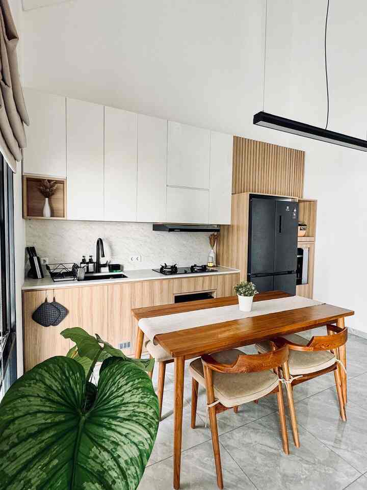 Dapur linier ini bergaya japandi industrial, sesuai dengan tema rumah kami. Letaknya di area open space, yang menyatu dengan diningset dan living room. Ukurannya hanya 4 m, namun memuat semua kitchen appliances.
Sengaja tidak banyak item dekorasi yang kami letakkan, karena kami ingin dapur ini tetap terlihat minimalist, clean dan elegance.
Kami tambahkan juga tanaman hijau agar dapur dan diningset terkesan lebih fresh.

#BikinCantikDapur #MakeOverDapur #RenovasiDapur #DapurMinimalis #DapurSegaris #KitchensetMinimalis #DapurMungil #DapurJapandi #JapandiIndustrial