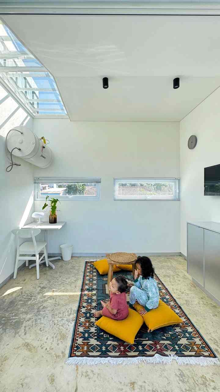 Waktu favorit dirumah pastinya ketika bermain bersama anak-anak dimanapun lokasinyaa itu menjadi tempat dan waktu favorit. 

Salah satunya ruangan ini, ruang yang menjadi space bebas untuk olahraga, untuk bersantai, dan bermain bersama anak-anak. Ruang ini juga menjadi tempat untuk sekedar nyemil-nyemil, duduk santai sambil melihat langit. 

Setiap perubahan warna langit yang kami lihat setiap harinya menjadi momen paling favorit dan berkesan🥰

#WaktuFavoritDirumah #SantaidiRumah #RuanganFavorit #rooftopidea