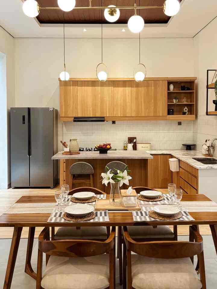 Dapur bisa dibilang jantung dirumah ini, untuk itu membuat dapur cantik its a must for me, dengan menambahkan dekorasi seperti vas , bunga artificial, lampu gantung membuat dapur lebih cantik, asalkan item dekorasi tidak mengganggu aktifitas di dapur sehari2 ya😍 #BikinCantikDapur #MakeOverDapur #RenovasiDapur #StylingDapur #Kitchen