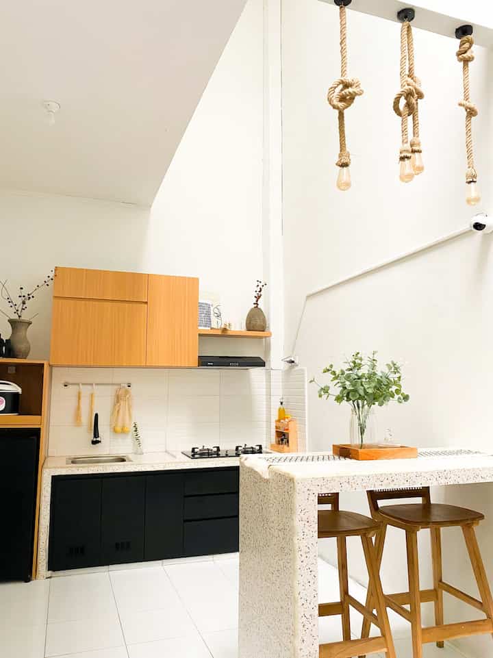 Dapur rumah alfa menganut ala japandi 
Dengan tipe kitchen segaris membuat kesan dapur minimalist, karena anggota meluarga kami hanya 3 orang jadi kami baru membuat meja cor untuk bagian meja makanya . Pemilihan warna yg kami pilih adalah wood dan black . Untuk dekorasi yg kami pilih hanya  menambhakan vas vas bunga untuk menambhakan kesan estetik 🥰
#BikinDapurCantik
#MakeOverDapur
#RenovasiDapur
#dapurminimalis
#dapursegaris
#dapurmungil