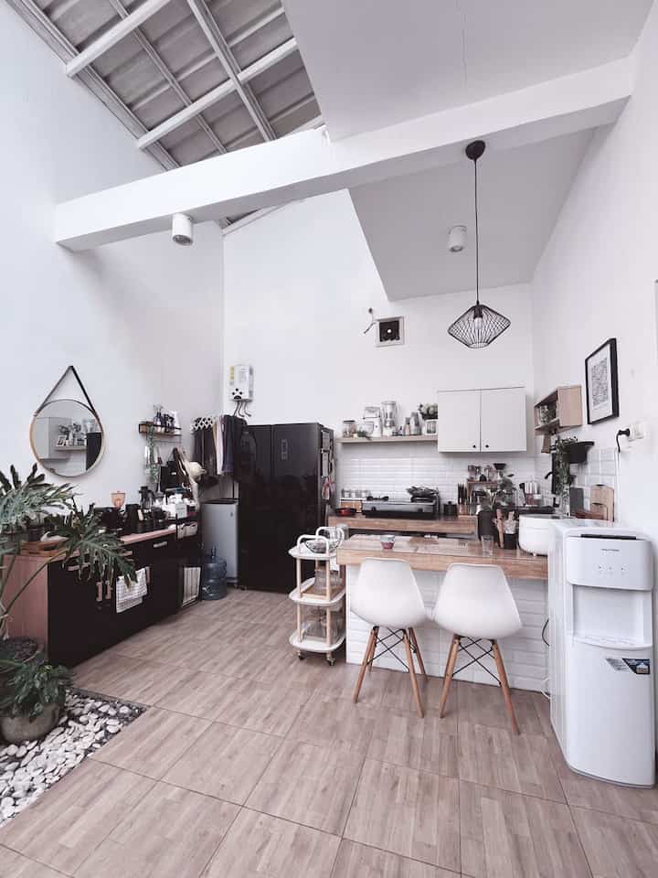 ✨Masak apa ya?
Masak yang simple2 aja di dapur kami. Layout dapur bentuk U sangat cocok untuk kami, area masak jadi lebih luas. Kira2 tertarik untuk menggunakan layout seperti ini? 

Untuk styling, kebanyakan menggunakan perlengkapan dapur. Kami sengaja memilih perlengkapan dapur dengan desain dan warna yang seragam (sentuhan Black & Wood) untuk dekorasi dapur. Jadi fungsi & nilai estetikanya tetap dapet. 

Jangan lupa tambahkan sentuhan hijau, bisa dari tanaman artificial ataupun tanaman asli. 
Karena dapur menyatu dengan indoor garden, kami menggunakan keduanya.

#BikinCantikDapur
#MakeOverDapur
#RenovasiDapur
#dapurminimalis
#dapurjapandi
#dapurkorea
#dapurterbuka
#openspacekitchen
#dapurletterU #kitchenisland
