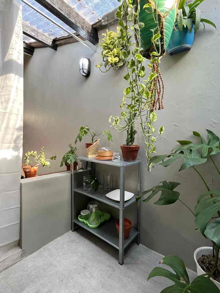 Interior terbuka ini merupakan bagian dari kamar atap yang di buat menjadi taman kecil, memberikan nuansa segar dan alami 🍃. Sebagian atap di area ini menggunakan atap fiber agar tanaman mendapatkan cukup banyak cahaya, sekaligus menambah estetika dan penerangan alami ke seluruh bagian pada kamar atap✨☀️

#BikinCantikGarden
#MakeOverGarden
#RenovasiGarden
#IdeGarden
#IdeTamanMini
#LittleGarden
#TanamanHias