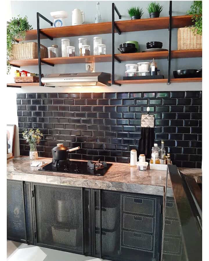 Styling dapur dgn open shelving & warna hitam menurutku sama aj sik dengan dapur warna coklat atau warna2 lain. sama2 perlu dijaga kebersihan & kerapihannya. Jangan biarkan banyak barang yg ditumpuk padahal sudah rusak atau ga terpakai lagi, selain bikin dapur jadi sumpek, space buat penyimpanan jadi terbatas & jadi berantakan kan 
Emang klo dapur yg tertutup & banyak laci kesannya jdi lebih aman dari debu & klo berantakan ga keliatan y, tpi bukan brarti trus ga perlu dibersihin juga kan? dan bukan berarti dapur yg tertutup bisa nimbun barang banyak2 ga sih



#BikinCantikDapur
#MakeOverDapur
#RenovasiDapur #dapurmodern #inspirasikitchenset #renaiput