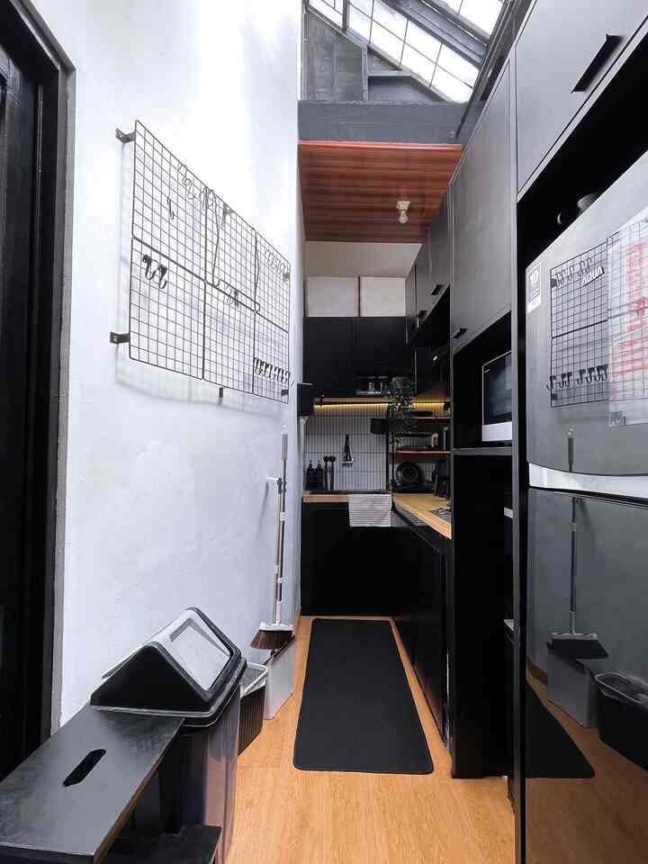 ➖ Small Kitchen Style 

Hai ketemu lagi sama dapur gang senggol ganteng di #lollahouse nih 🖤

Kalau ditanya style dapur, pastinya tetep dominan warm and bold, walaupun pemilihan warna kayunya lebih cerah dari sebelumnya.

Walaupun sempit dan kecil, kami mengusahakan dapur ini tetap rapi dan sesuai fungsinya. Seperti menambahkan kitchen set memanjang sesuai ukuran dapur, 4.8 meter. Juga menyesuaikan perabotan dapur dengan warna tema rumah.

Semoga menginspirasi 🖤🤎

#BikinCantikDapur #MakeOverDapur #RenovasiDapur #kitchenstyle #kitchenmakeover #kitchendecor #smallkitchen #makeoverlowbudget #warmandboldkitchen #dapur #dapurmungil 