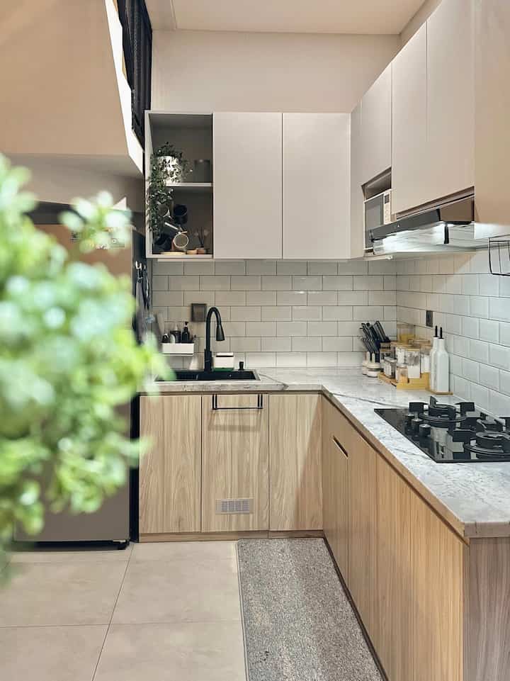 Dapur mungil dirumah 🤎
Dapur dengan konsep modern industrial di lahan yang terbatas. Aku pakai finishing hpl dari TACO dengan warna terang supaya dapur terlihat luas. Warna yang dipakai di dapur kombinasi dari warna grey, wood dan hitam. Styling di dapur ini menggunakan item dekorasi yang juga fungsional. Misalnya dengan menggunakan wadah bumbu yang estetik. Ditambahkan juga tanaman artificial untuk mempercantik dapur.
#BikinCantikDapur
#RenovasiDapur
#MakeOverDapur
#ModernIndustrial
#dapurmodern 
#dapurcantik 
#dapurminimalis 
#dapurkecil 