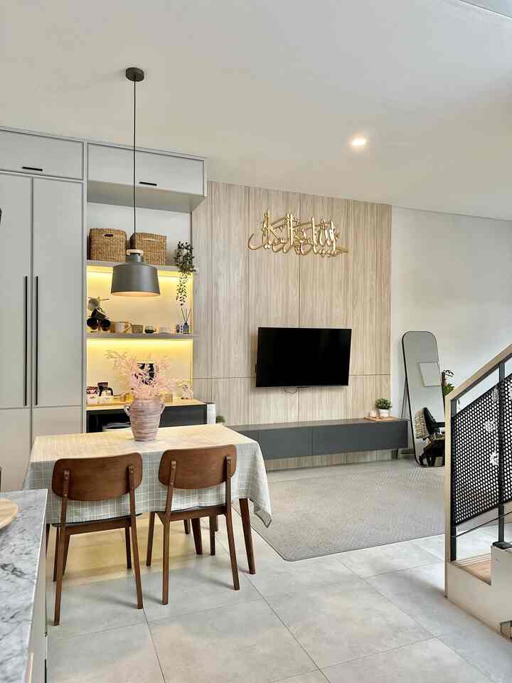 Momen favorit dirumah bersama suami 🤎
Paling suka kalau lagi deep talk sama suami di meja makan sambil ngopi. Kami sengaja membuat coffe corner di samping meja makan supaya vibesnya berasa di cafe. Jadi ngobrol sama suami lebih nyaman dan seru serasa di cafe.
#WaktuFavoritDiRumah
#SantaiDiRumah
#RuanganFavorit
#NgopiDiRumah
#CoffeCorner
#HomeCafe
#ModernIndustrial
#homestagram 