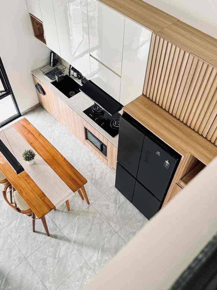 Moment favorit di rumah adalah ketika bisa memasak & makan bersama keluarga. Dapur dan diningset yang menjadi satu di area open space ini menjadi tempat favorit kami untuk berkumpul.
Sekedar mengobrol santai sambil menikmati cemilan seadanya menjadi best moment kami di rumah.

#WaktuFavoritDiRumah #SantaiDiRumah #RuanganFavorit #OpenSpace #Kitchenset #Diningset #JapandiIndustrial