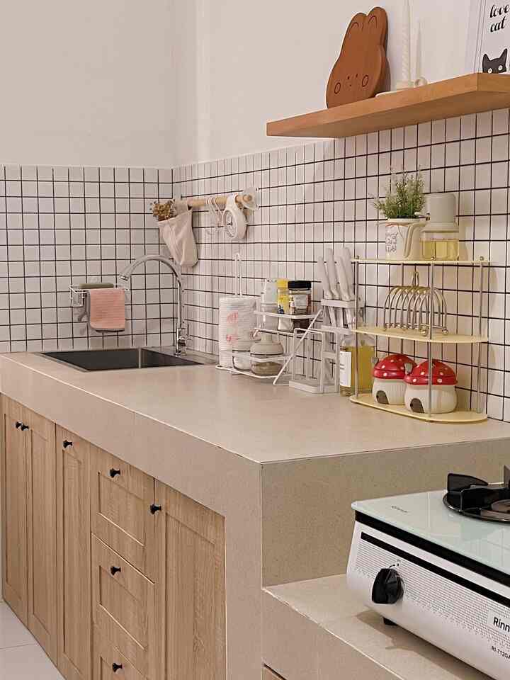 Penataan dapur minimalis ala korean house 

View dapur yang masih sama ya belom ada berubahan hehe 
Dulu waktu renovasi dapur ini aku selalu terinspirasi dengan dapur orang korea dulu kitchen set belom ada akhirnya aku pilih warna kitchen set yg tema natural saja ukuran dapur ini memanjang ya jd kadang kesulitan untuk take photo harus dari samping 
Ukuran kurang lebih 1,5 X 7 m 
Untuk back splashnya aku pakai keramik mozaik ya lumayan agak mahal dibanding dengan keramik biasa tapi aku suka karena kalau mozaik terkesan unik saja beda dari yang keramik biasa 

#bikincantikdapur
#makeoverdapur
#renovasidapur
#minimalis 
#koreanhouse
#home
#kitchen
