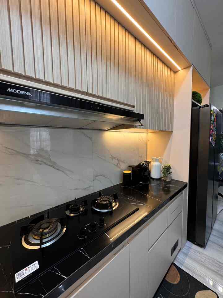 Kitchen Set diVilla Maison🏡

Referensi dapur Letter L minimalis, seperti biasa design interior to the rescue untuk menciptakan dapur impianku.. 

Untuk ukurannya 1,74 x 2,03 m
Top table dan backflashnya aku pake granit untuk jangka panjang. Dapur ini mempunyai banyak kabinet untuk penyimpanan.
Kabinet atas tengah dan dawah terdapat juga box kulkas agar kitchen set terlihat rapi dan tertata.

Khusus untuk kabinet tengah aku tambahkan kisi kisi kabinet untuk menambah kesan estetika. Warna untuk ruangan ini aku pilih warna netral dikarenakan tidak adanya jendela, pemilihan warna terang menambah kesan ruangan yang lega dan luas dan Lampu LED pada kitchen set untuk penchayaan.

#BikinCantikDapur
#MakeOverDapur
#RenovasiDapur