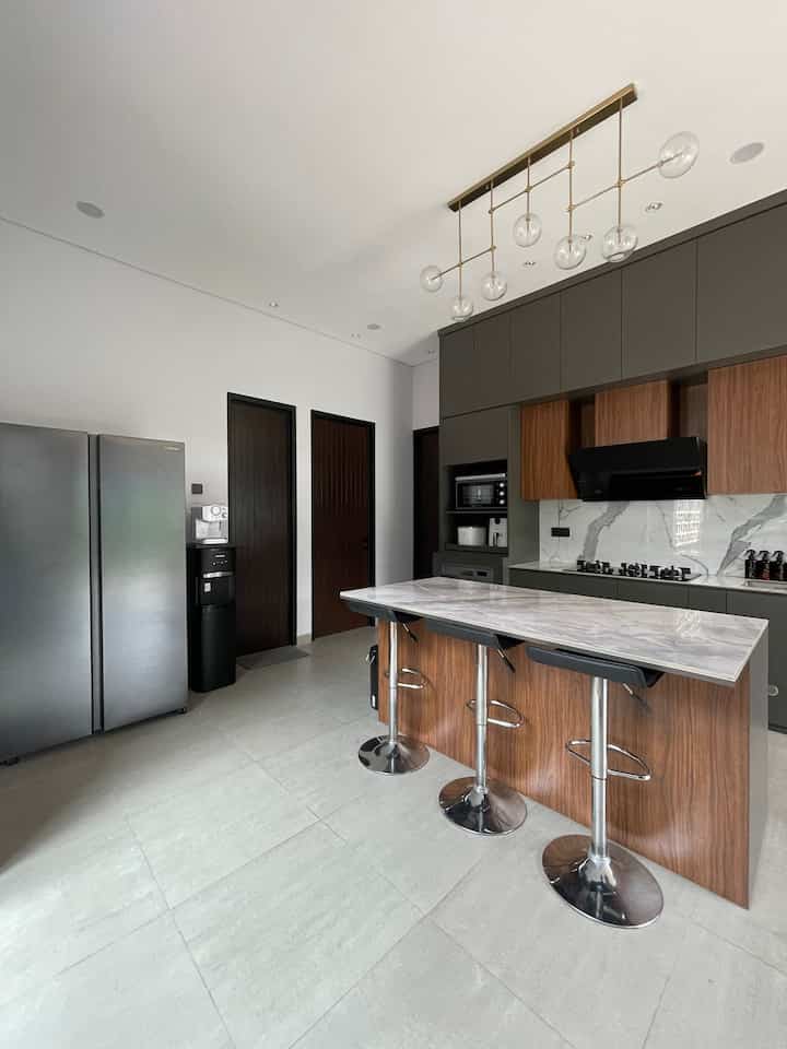 Dapur #tentramdihuni memiliki luas kurang lebih 19m2, dengan luasan yang tidak terlalu besar ini kami sepakat untuk menjadikan kitchen island sekaligus untuk meja makan. 
Perpaduan warna kayu dan abu-abu tua menjadi pilihan kami untuk kitchen set agar senada dengan lantai dan top table serta back splashnya. 
Tidak lupa pemilihan elektronik sekaligus menjadi dekorasi ruang agar tidak perlu menggunakan dekorasi-dekorasi yang kurang fungsional. 
Diatas island kami meletakan lampu gantung dengan 7bola lampu untuk mempercantik dapur kami. 

#BikinCantikDapur #MakeOverDapur #RenovasiDapur #kitcheninspo 