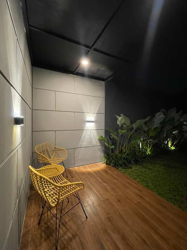 Tempat favorite kami dan tamu-tamu yang berkunjung adalah ruang keluarga dan taman belakang. 
Diruang tengah kami bisa menghabiskan waktu untuk sekedar bercengkrama atau mentonton serial berbayar di TV rumah kami. 
Begitu juga taman belakang menjadi salah satu icon #tentramdihuni biasanya kami menghabiskan waktu untuk sekedar berbincang atau minum kopi. 
Waktu berlalu begitu cepat ketika menghabiskan waktu disini. 
Malam hari adalah waktu terbaik menikmati taman belakang dengan sentuhan pencahayaan yang membuat ambience nya semakin romantis. 

#waktufavoritdirumah #santaidirumah #ruanganfavorit 