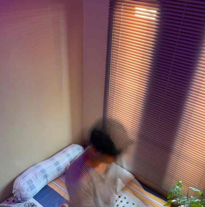 Ada dua moment untuk mendapatkan natural light di kamar atap, yaitu pagi dan sore. Foto ini diambil saat sore ketika cahaya matahari menyeroti bagian kamar atap. Saat sore tiba ini lah waktu yang tepat untuk menikmati secangkir kopi dan membaca buku ☕️📚✨🫶🏻
#WaktuFavoritDiRumah #SantaiDiRumah
#RuanganFavorit
