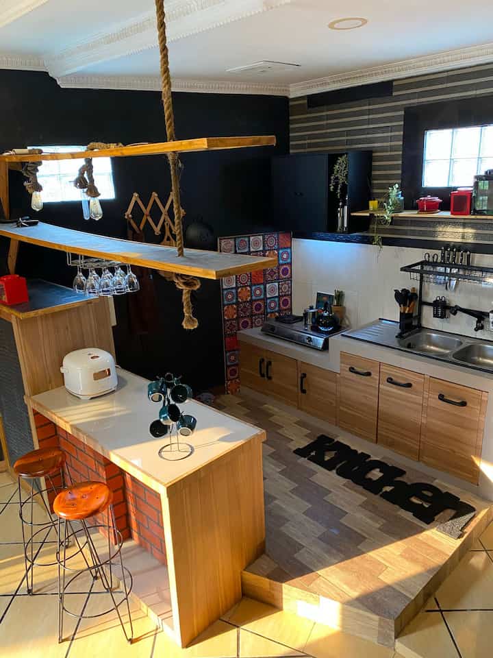 Styling Dapur 

Iconic bananahome adalah dapur ini, dapur yang kasi nuansa cafe dengan beberapa dekorasi mendukung seperti sticker tegel yang memberi kesan unik. kami juga masi pakai beberapa barang lama seperti kompor konvensional yang masih berpungsi dengan baik.. dalam waktu dekat kami ada rencana juga ganti backsplash biar tonenya lebih senada dan lebih eyecathing

#BikinCantikDapur
#MakeOverDapur
#RenovasiDapur
#DecorLowBudget
#DekorasiDapur
#DapuralaCafe