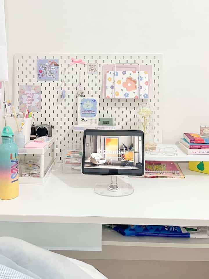 Ukuran meja saya cukup luas untuk diisi banyak barang. disini saya memilih meja belajar saya yang serba putih untuk itemnya, namun untuk print saya memilih warna-warna pastel agar ada efek yang lebih “cerah, hidup, dan menarik”;
Saya memilih untuk mendekorasi dengan menggunakan beberapa poster agar bisa diganti bila bosan nantinya, sehingga tidak meninggalkan yang lama. selain itu, agar terlihat lebih "ramai" saya lebih suka memberikan furniture yang bertumpuk agar masih banyak ruang kosong untuk diisi dengan hal-hal lucu lainnya. 🎀🩵

#meja #deskdecor #dekorasi #desksetup #desktour #desktop #deskstyling #workspace