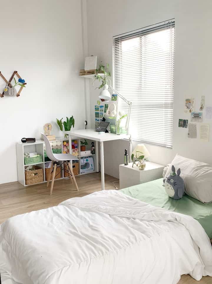 Kamar ukuran 3,5x3,5m ternyata cukup luas dan bisa rapi juga. Aku memanfaatkan storage box dan rak sekat agar ruangan rapi dan tidak ada benda2 kecil yg berantakan. Penataan layout kamar sangat mempengaruhi luas kamar. 
#BikinCantikKamar #MakeOverKamar #RenovasiKamar