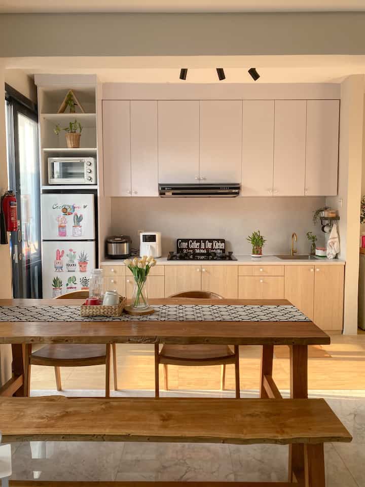 Untu dapur ukuran 3.45 m dengan lurus memanjang adalah di area open plan yang kami terapkan dirumah sudah memenuhi kebutuhan kami sekeluarga dengan mobilitas yang di sesuaikan

Karna dapur terekspose langsung jadi kami tidak terlalu banyak mengisi dengan pernak pernik dapur , untuk mengurangi dapur terlihat penuh. Jadi semua kebutuhan peralatan dapur berada di dalam kabinet

Kabinet ini full sampai ke atas , untuk memaksimalkan keperluan penyimpanan di lahan bangunan rumah kami yang terbatas

#bikindapurcantik
#makeoverdapur
#renovasidapur
#segehouse