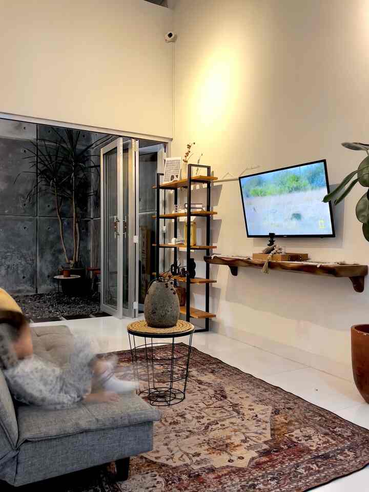 Ruangan favorit bagi rumah alfa yaitu ruang tv ini , ruang tv ini adalah waktu dimana ibu dan alfa menghabisakan waktu sore - malam dengan menonton chanel kesukaan alfa (animal) .momentum ini di anggap spesial adalah waktu kebersaamaan ibu bersama anak setelah ibu plg bekerja . Tempat ini jg tempat favorit untuk alfa sambil nyemil pisang goreng makanam kesukaan alfa .
#WaktuFavoritDiRumah
#SantaiDiRumah
#RuanganFavorit
#tvroom