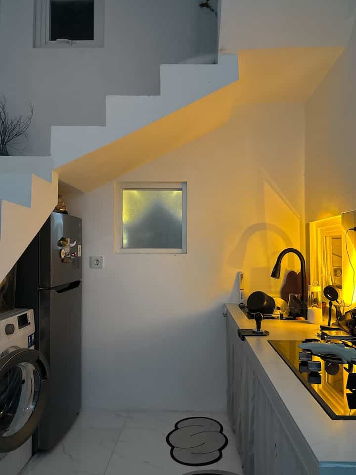 Night Vibe Dapur Segaris ✨
-
Kita typical yang engga mau ribet jadi kitchennya dibuat sgeris dengan ukuran menyesuaikan postur tubuh kita. 
-
Night vibe akan terasa hangat ketika dapur dibuat suasana warm dengan sunset lamp 

#BikinCantikDapur #MakeOverDapur #RenovasiDapur #DapurMinimalis #DapurSegaris #Minimalis #angkahouse