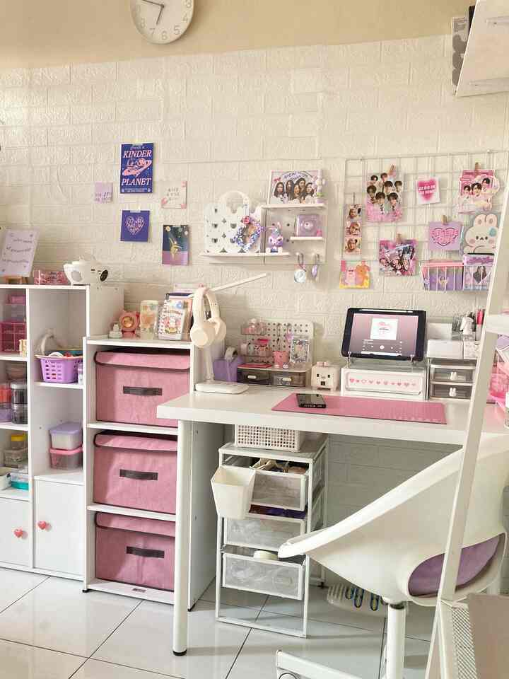 This table decoration, which is dominant in pink and purple, looks very girly 🩷
then I touched it with various posters or pictures so that the walls weren't empty, I used paper insulation so it didn't damage the wallpaper.

#MakeBeautifulWorkDesk 
#WorkDeskMakeover
#WorkDeskRenovation
#PastelRoom
#Workspace
#WorkDesk Decoration