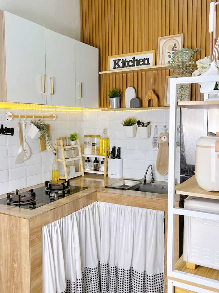 Dapur mungil di rumah kami ini hanya berukuran 2m x 1,5m tidak luas dan belum memiliki kitchen set. Kami manfaatkan kabinet atas yang kami beli online untuk penyimpanan dan kami tambahkan gorden kolong untuk penyimpanan bawah.

Agar terlihat estetik kami pakai backsplash bevel putih dan top table granit berwarna serat kayu, selain itu kami juga gunakan rak bumbu dan perintilan dapur berwarna senada dengan dapur ini yaitu white and wood.

Walaupun dapur mungil dan belum mempunyai kitchen set tapi tetap bisa nyaman dan estetik 🤗

#BikinCantikDapur
#MakeOverDapur
#RenovasiDapur
#DapurMungil
#DapurLowBudget
#DapurTanpaKitchenset