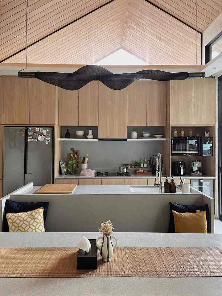 Halo salam kenal dari dapur dirumahpojok😃 Bisa dibilang ini adalah jantung dirumahpojok, karena konsep rumah yang open plan tanpa sekat ruang pemisah, hampir setiap waktu dapur adalah ruang yang disinggahi.

Untuk dapur aku menggunakan jasa interior design dengan mengusung konsep modern minimalis yang bisa dilihat dari kabinet full height tanpa handle dan menggunakan warna hpl yang warm.

Untuk dekorasi aku biasanya bermain dengan  tanaman hias, vas-vas, dan peralatan masak yang warna natural juga agar sesuai dengan warna keseluruhan interior dapur.
_
#BikinCantikDapur
#MakeOverDapur
#RenovasiDapur
#DapurDirumahpojok
#DapurMinimalis
#InspirasiDapur
#DapurModern