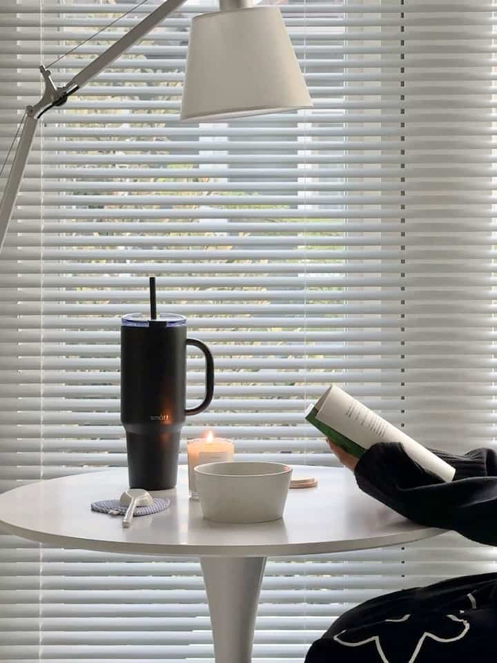 saat makeover part 2 kemarin, aku mendekor area dekat jendela dengan sofa dan coffe table untuk sekadar menikmati snack sore hari.

namun terkadang aku mengganti setup dengan kursi duduk dengan meja bulat dan lampu portable supaya suasana home cafe tetap cozy.

coffee corner ini selain tempat aku menghabiskan waktu saat weekend hingga setelah bekerja, juga dapat mempercantik ruangan kamar tidurku sehingga area dekat jendela tidak terlalu polos.

#BikinCantikKamar
#MakeOverkamar
#RenovasiKamar 