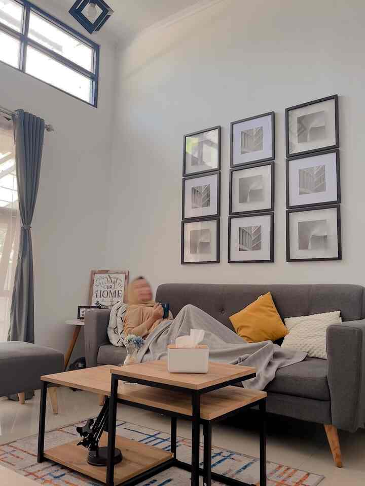 — Moment Favorite dirumah ☕️🎧🌅💛

Ga kerasa bangeet jadi full time di rumah selama 7 bulan, pastinya punya tempat favorite dong!

yes momentum keseharian aku di habiskan di Living Room, selain ada fasilitas TV dan sofa bikin males beranjak.

Aku si pecinta movie, apalagi klo ada moment yg baru tayang ga sabar banget pengen cepet nontonnya😍
Kalau kamu tempat favorite nya area Living Room juga ga? rasanya waktu ga kerasa ya dari terang sampai gelap😅

ini area Living Room aku, semoga menginspirasi yaa🫶🏻

#WaktuFavoriteDiRumah
#SantaiDiRumah
#RuanganFavorite
#LivingRoom
#RumahMungil
#RumahSegaris
#SpotLivingRoom
#dekorasiruangtamu 