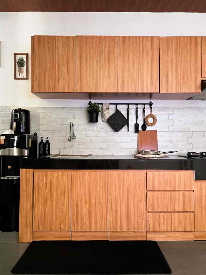 Kitchen Styling ✨

Memiliki ruangan yang terbatas ga menghambat untuk punya dapur impian, dapur di #BruwnHouse berukuran 2.5m dengan konsep serba tertutup dan ga banyak item dekoratif agar tampak clean. Dapur masih berkonsep industrial menyesuaikan tema rumah, kalau konsep dapurnya apa nih? Happy weekend semuanya 🫶🏻

#BikinCantikDapur
#MakeOverDapur
#RenovasiDapur
#DapurMinimalis
#KitchenSetMinimalis
#DapurSegaris
#DapurModern
#DapurMungil