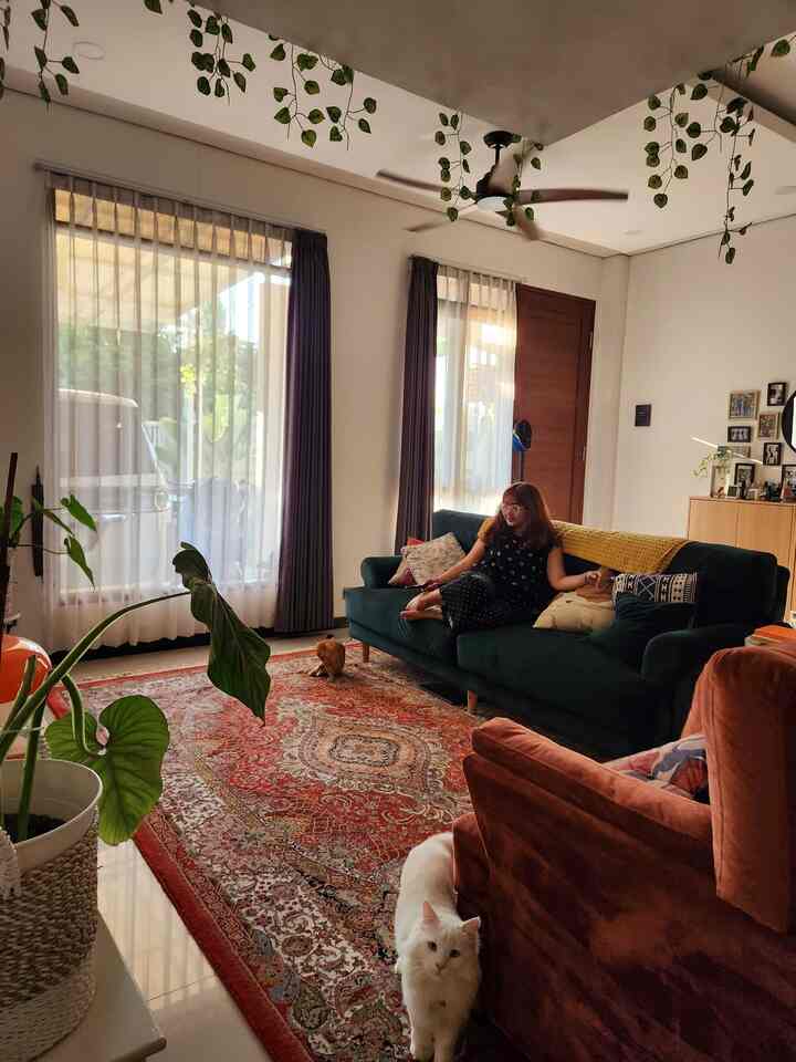 Living room adalah ruangan favorite aku. Krn disini aku banyak menghabiskan waktu bersama suami dan juga kucingku. Jendela yg besar dan juga kipas angin ceiling membuat ruangan ini nyaman dan juga terang dari cahaya alami #WaktuFavoritDiRumah
#SantaiDiRumah #RuanganFavorit
#livingwithcat