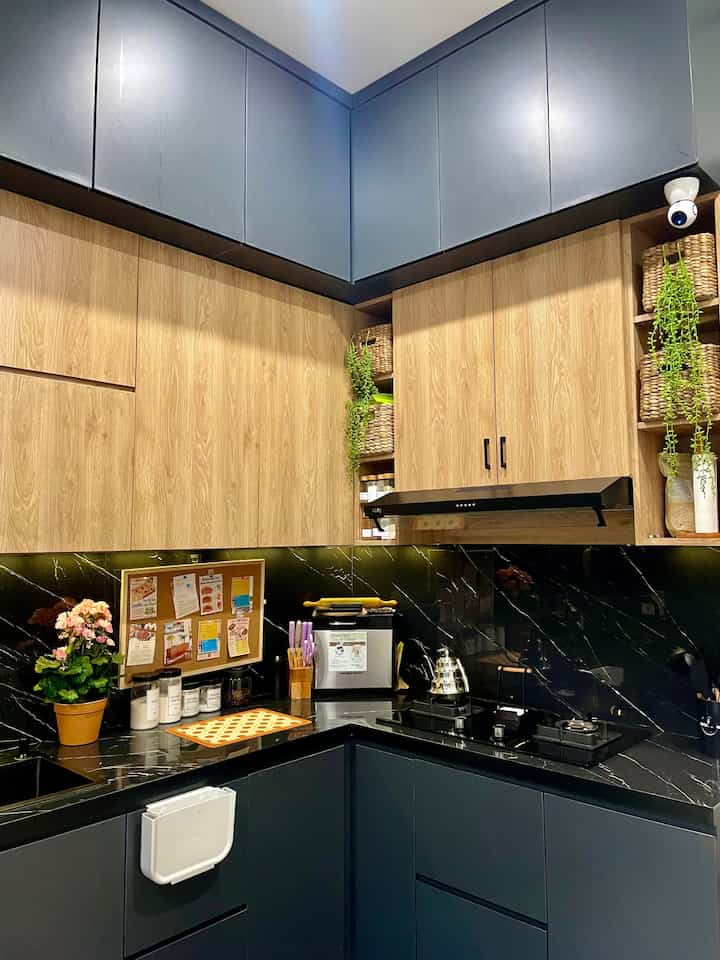 Yang membuat dapur ini special menurutku adalah kitchen set yang dibuat hingga ceiling. Hal ini sangat bermanfaat untuk rumah yang tidak memiliki gudang. Sehingga printilan bisa dengan rapih disimpan di dapur🫶🏻 #BikinCantikDapur
 #MakeOverDapur
 #RenovasiDapur
 #KitchenSetHitam  #DapurModern #DapurHitam #BlackandWood