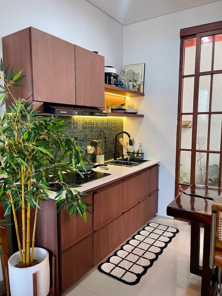 Kitchen Set✨

Berukuran panjang 2meter, terdiri dari 4 kabinet bawah, 2 kabinet atas dan 2 ambalan terbuka. Table top yg awalnya berbahan cor-coran semen dr developer kami bongkar dan ganti dengan berbahan resin. Kabinet berbahan Hpl warna coklat tua / walnut.

Kabinet bawah pertama adalah storage utk Tabung gas.
kabinet ke dua ada laci utk macam Cutleries, gantungan utk panci,storage utk bumbu dan wadah makanan.
lalu ketiga adalah rak piring dan gelas.
kabinet terakhir dibawah sink adalah storage utk alat2 dan stok produk kebersihan dapur serta tempat sampah organik.

2 kabinet atas terdiri dari ; 1 kabinet dgn 2 kompartemen, agar storage lebih terorganisir yg saya gunakan utk stok cemilan dan bahan makanan seperti bumbu dan mie. kemudian 1 kabinet lainya tanpa sekat agar lebih spacious ut menyimpan wadah stock minyak atau barang yg ukurannya lebih tinggi.

Ternyata dgn kitchen set compact seperti ini sudah cukup utk kebutuhan kami memasak dan menyimpan peralatan dapur lebih rapi. Apalagi dgn ambalan terbuka sangat memudahkan utk mengambil barang dgn praktis namun memaksa kita harus membuatnya tampak selalu rapi dan bersih.. dgn storage yg memadai ini sehingga di atas top table tidak perlu terlalu banyak barang. Mengingat dapur kami berada di lantai 1 yg open plan menyatu dgn living room dan langsung tampak dari depan. 

Semoga tidak bosan dan bs menginspirasi yaa 😉🙏

#BikinCantikDapur #MakeOverDapur #RenovasiDapur #KitchenStyling #DekorasiDapur #kitchenset #tinykitchen #dapurkecil 