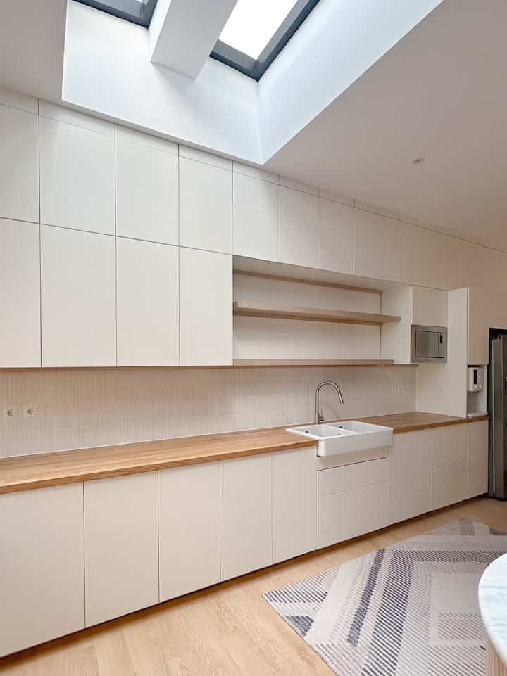 Didapur yang ukurannya lumayan besar 6x6m ini aku bisa berekspresi bebas mendekorasi. Satu-satunya ruangan penuh warna dirumahku. Aku memilih kitchenset yang sleek & clean look berwarna putih dari IKEA sepanjang 6 meter. Sengaja membuat banyak kabinet di dapur untuk menyimpan barang-barang, karena di rumah ini kekurangan storage room. Jadi sebenarnya di kitchenset ini bukan hanya menyimpan barang-barang dapur aja. 

Aksen warna-warni dari panci-panci menjadi focal point di dapur ini, dan sengaja aku letakkan di ambalan dapur supaya memudahkan pengambilan dan penyimpanan karena panci-panci ini digunakan setiap hari. 

Selain perpancian sebagai dekorasi utama didapur ini, pilihan dekorasi selanjutnya disini adalah karpet. Secara berkala aku mengganti karpet didapur untuk mengubah suasana. Karpet yang digunakan didapur ini custom size dari Mainara, jadi panjangnya mengikuti panjang kitchen islandku. 

#bikincantikdapur
#makeoverdapur
#renovasidapur