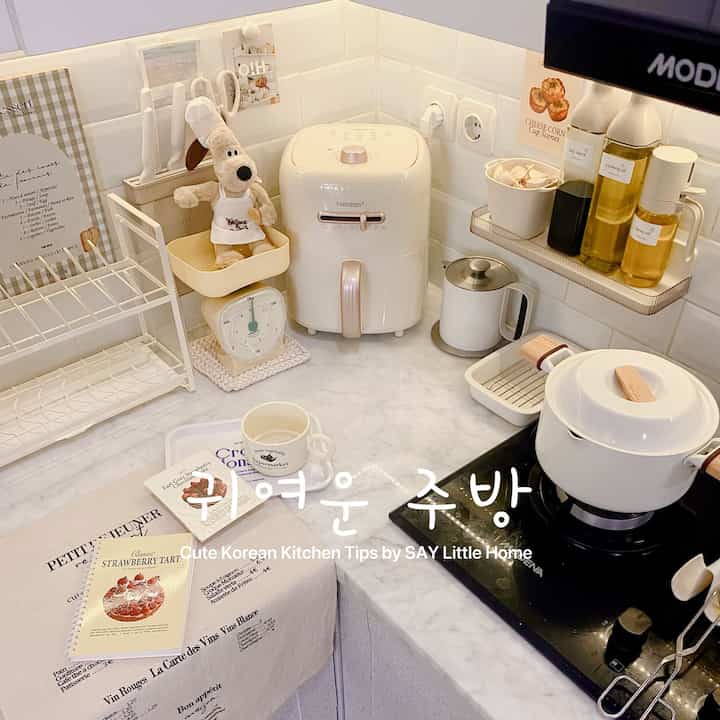 Ukuran dapur 1,5m x 1m dengan dekorasi creamy membuat dapur mungil menjadi terlihat lebih cerah dapurku yg dlu warnanya hitam aku ganti kitchen kabinetnya menggunakan warna terrazo dengan menggunakan Kertasive sticker kabinet yg tahan air dan baret membantu ruang dapurku gak gelap lg dan harganya pun terjangkau #bikincantikdapur #makeoverdapur #renovasidapur #dapurantik #dapurkecil #dapurmungil #dapurcreamy 