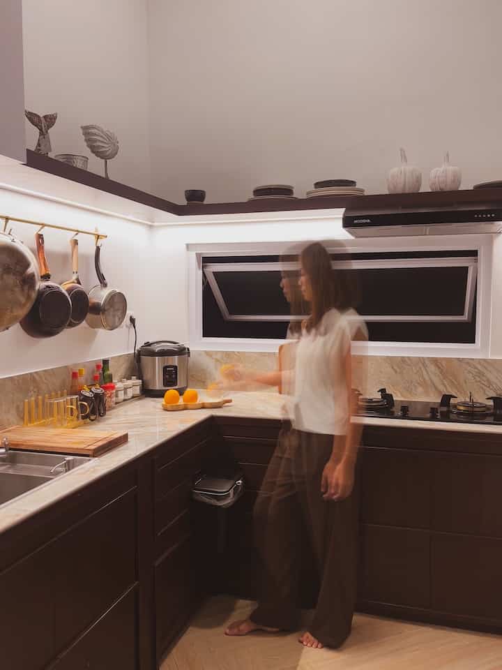 Kitcen di Myodyhaus yang penuh perjuangan, karena membuatnya terlambat setelah rumah induk jadi. Tak disangka-sangka sedikit ilmu dibangku kuliah bisa dicurahkan didapur ini, karena memang kitchen ini sempit dan hanya memanfaatkan lahan kosong dibelakang rumah induk. 

#BikinCantikDapur
#MakeOverDapur
#RenovasiDapur