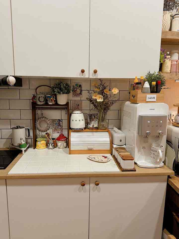 Styling dapur pake printilan yang aku suka. Perpaduan warna putih dan kayu selalu aku suka dari dulu. Kalo utk kitchen appliancenya aku suka produk smeg soalnya bagus2 secara estetika dan kualitasnya juga ga kaleng2. Yang pasti bikin auto cakep.

#BikinCantikDapur #MakeOverDapur #RenovasiDapur #dapurikea #kitchenknoxhult #ikeaknoxhult #kylehome

