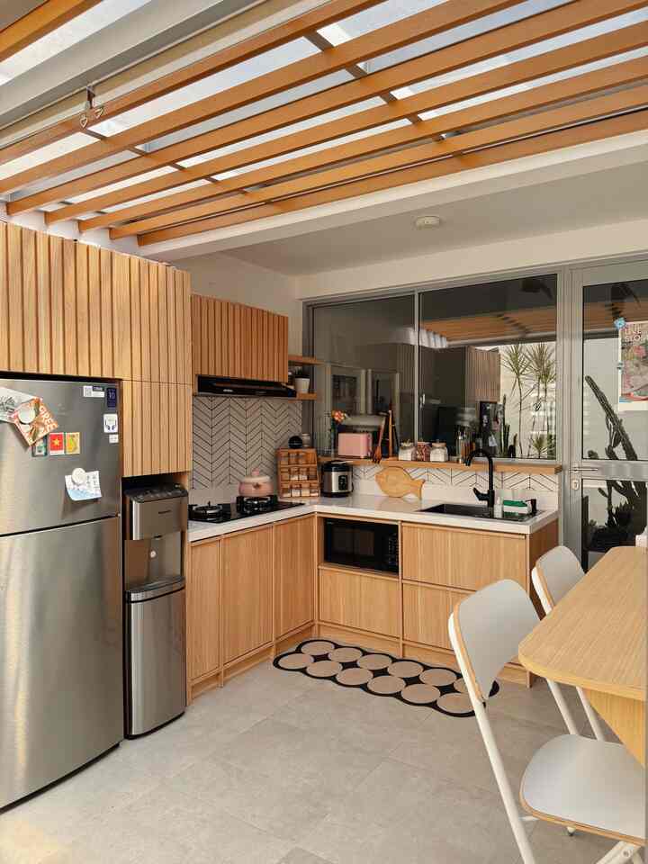 Dapur yang memiliki luas 2.8x2.8m ini dilengkapi dengan kabinet berbentuk L dan satu set foldable meja bar.
Untuk membuat dapur tetap terlihat stylish dan rapi adalah dengan membuat kabinet yang dominan tertutup dan menjadikan storage penyimpanan sebagai elemen dekoratif.
Kami menggunakan storage bumbu dengan berbagai bentuk dan desain agar dapat menjadi display di dapur dan membuat dapur jadi tidak terkesan penuh barang dan monoton.
Kami juga memilih beberapa peralatan masak berwarna pink sebagai aksen dari dapur yang tone warnanya dominan kayu natural.

#BikinCantikDapur #MakeOverDapur #RenovasiDapur #InspirasiDapur #DapurMinimalis #KitchenInspo #DreamKitchen #KitchenStylinb