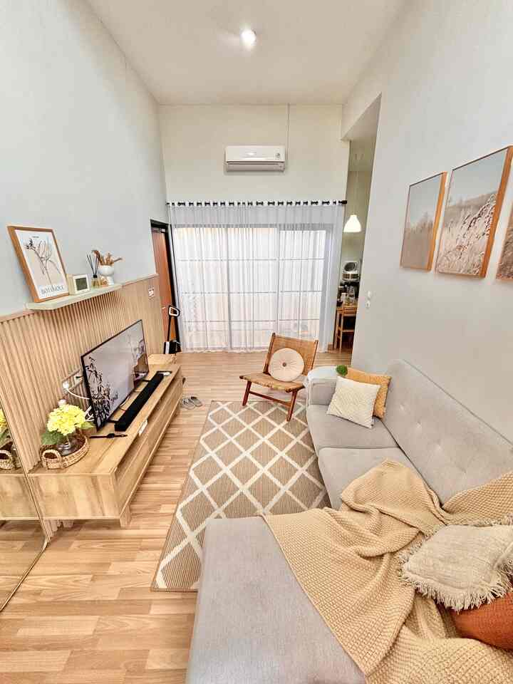 momen favoritku di rumah adalah di sore hari, karena aku bisa bersantai setelah menjalani aktivitas di luar rumah dari pagi 🍃
cukup dg minum segelas susu cokelat dan ngemil roti selai ditambah dengerin musik di livingroom, bener-bener rasanya me time banget buat aku, bisa membuat relax dan semangat lagii ☺️🫶🏻

#WaktuFavoritDiRumah
#SantaiDiRumah
#RuanganFavorit
#livingroom
#livingroomdesign
#livingroominspiration
#livingroomideas