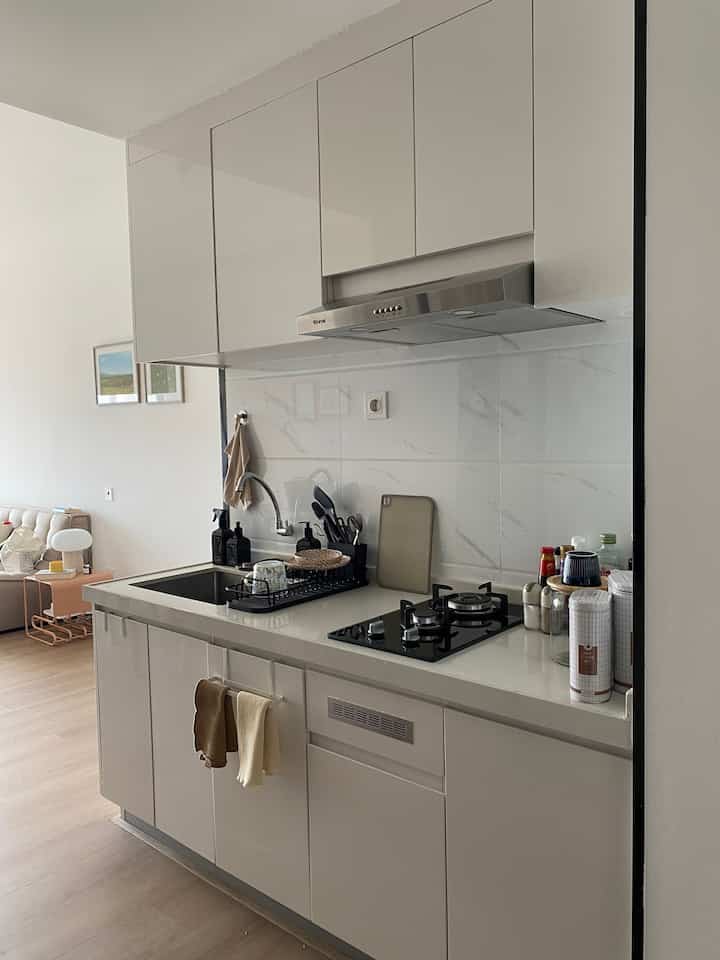 Saya sangat bersyukur ketika saya membeli apartemen kecil ini, ia dilengkapi dengan dapur yang indah. Dapurnya sempurna, dengan palet warna putih pucat dan meja teraso yang menakjubkan. Itu sudah memiliki semua yang saya sukai, jadi saya tidak perlu banyak berubah. Agar tetap dekoratif, saya memutuskan untuk tetap menggunakan palet warna. Saya memastikan untuk menemukan barang-barang yang sesuai dengan warna yang saya suka, seperti pengering piring, spons cuci piring, botol sabun cuci piring, dan handuk tangan.

Salah satu tip untuk menjaga dapur Anda tetap kohesif adalah dengan menghindari membeli barang-barang dengan terlalu banyak warna berbeda jika Anda menginginkan tampilan yang menyatu. Dengan cara ini, dapur Anda tidak akan terlihat berantakan dan membingungkan.

Untuk hal-hal lain seperti bahan dan bahan memasak, saya memilih untuk tidak membiarkannya berserakan. Daripada hanya mengikatnya dan meninggalkannya di atas meja, saya menemukan wadah estetis untuk menyimpannya. Hal ini membuat dapur terlihat bagus dan teratur.

Untuk menambah sentuhan pribadi, saya membuat pajangan memorabilia di pintu lemari es. Ini adalah cara yang bagus untuk menjaga kenangan tetap hidup sambil menambah pesona pada dapur.

#BikinCantikDapur #MakeOverDapur #RenovasiDapur #DapurMinimalis #KitchenSetMinimalis #DapurSegaris #DapurModern #DapurMungil