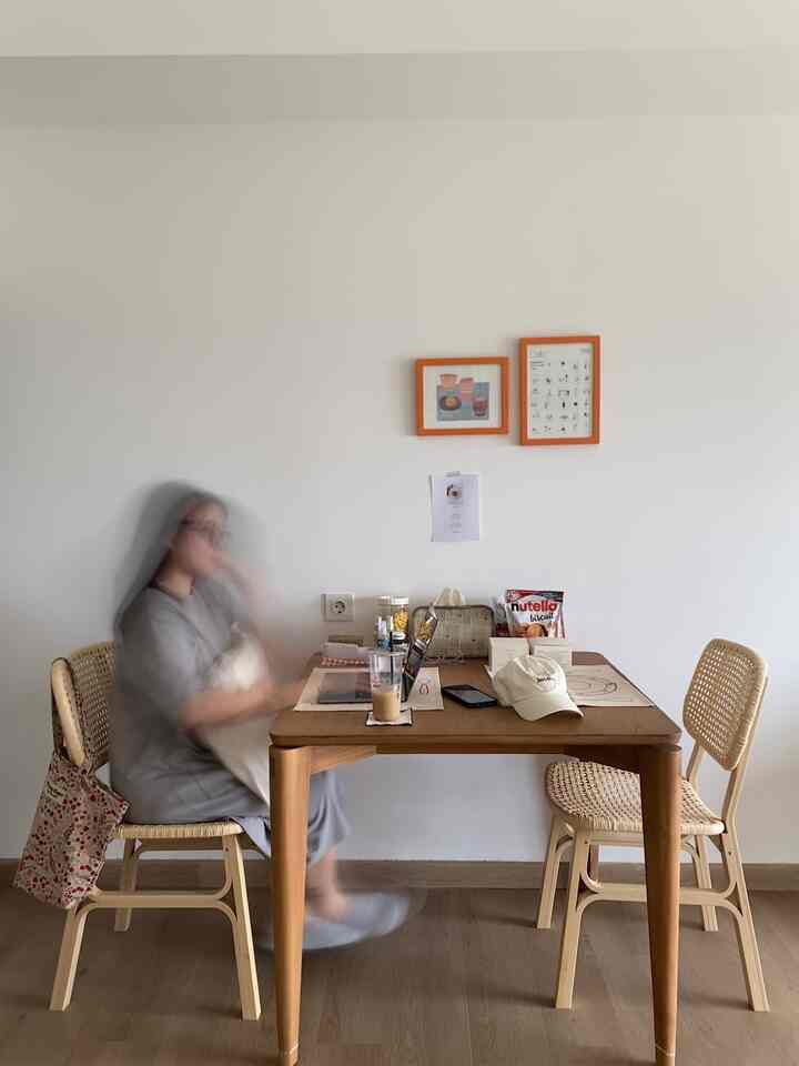 Hai teman-teman! 👋🏻 Saya ingin berbagi dengan Anda empat tempat favorit saya untuk bersantai dan menghabiskan waktu di sekitar apartemen saya.

1. Ruang makan saya: Saya suka menghabiskan waktu di sini, makan sambil menonton acara TV favorit saya. Terkadang, saya memandang ke luar jendela atau balkon untuk menikmati pemandangan. Ini adalah tempat yang nyaman dan menyenangkan untuk bersantai.

2. Kursi baca saya: Kursi ini berada tepat di pojok dan cocok untuk menyelami bacaan saya saat ini. Saya suka menghabiskan waktu di sini pada siang dan malam hari. Sesekali, saya istirahat sejenak dari membaca untuk menikmati pemandangan sebagai sedikit pelarian.

3. Area sofa saya: Tempat ini cocok untuk menonton TV atau sekadar bersantai dan menelusuri ponsel setelah seharian bekerja yang panjang dan melelahkan. Ini adalah tempat sempurna untuk bersantai dan memulihkan tenaga.

4. Kantor rumah saya: Saya sangat senang bekerja di sini. Ini adalah mimpi yang menjadi kenyataan untuk bekerja dari rumah sepanjang waktu. Saya senang menambahkan lebih banyak barang dekoratif ke ruangan ini untuk memicu kreativitas dan menjadikannya tempat yang menginspirasi untuk bekerja.

#WaktuFavoritDiRumah #SantaiDiRumah #RuanganFavorit