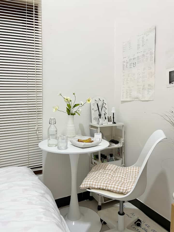 Tiny corner di kamar yang sekarang aku isi dengan meja bulat dan rak susun sehingga tidak terlihat kosong. Biasanya di corner ini aku pake untuk sekedar sarapan pagi atau nyemil sore  

#BikinCantikKamar
#MakeOverKamar
#RenovasiKamar