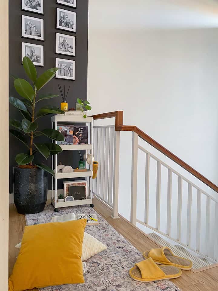 Momen Favorit di Rumah ✨
—
/ Ibu Bahagia Keluarga Bahagia. /
katanya Ibu yang Bahagia adalah Kunci Kebahagiaan Keluarga, jadi di rumahbunday ada area khusus untuk Ibu “me time” yaitu -Pojok Hobby Pojok Cozy-
—
space canggung di dekat tangga yang dimanfaatkan untuk Ibu menikmati waktu santai ketika Ayah bekerja dan anak-anak sekolah
—
terdapat 1 rak susun khusus untuk menyimpan semua hobi Ibu, mulai dari TTS, puzzle, buku dan juga Album K-Pop
—
meskipun areanya sempit, tapi sangat cukup untuk Ibu menikmati momen “me time”-nya 💛
—
#WaktuFavoritDiRumah
#SantaiDiRumah
#RuanganFavorit
#ScandiBohoStyle
#MenataRumahDeveloper
#HallwayInspo
#RakPenyimpanan