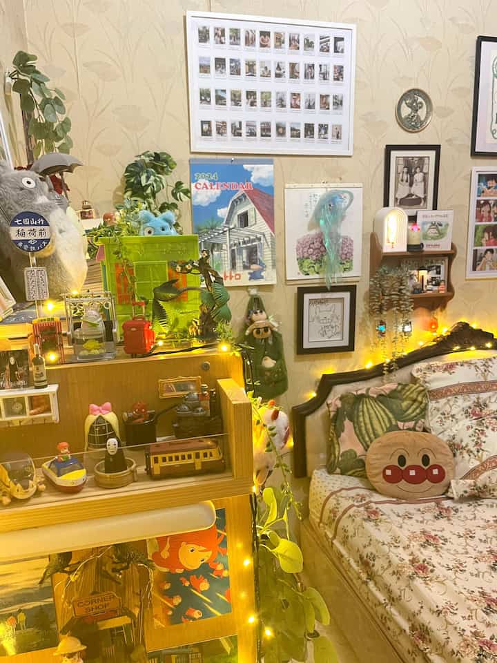 ✨Ghibli-Inspired Room Styling✨

Untuk ukuran kamar standar dengan tempat tidur yang cukup luas, aku harus pintar-pintar mencari furnitur atau dekor yang tidak terlalu makan banyak tempat.

Salah satu item dekoratif yang sering kugunakan adalah penggunaan trinkets, postcard dan poster untuk menghiasi kamar. Styling kamar berkonsep ghibli dengan low budget juga gampang kok. Bisa awali dengan item dekor yang ukurannya kecil dan konsepnya setipe dengan konse kamar di film Ghibli. 

#BikinCantikKamar
#MakeOverKamar
#RenovasiKamar
#KamarMungil
#KamarBermain
