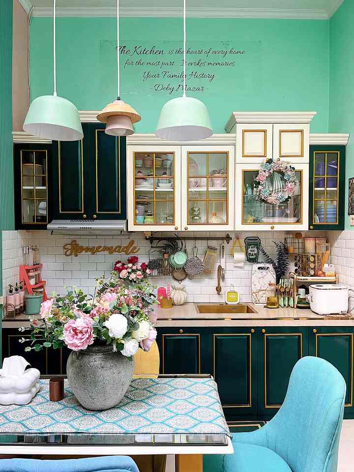 Kitchen set dapurku ini berukuran 2,8 meter dan aku memilih tema american classic dengan finishing duco warna hijau dan putih list gold. Sesuai dengan tema rumahku yg vintage dan eclectic. Dan untuk printilan dapur aku sengaja memilih warna-warna pastel yg dominan warna sage green. Dan kebetulan dinding dapurku baru aja aku makeover pakai wpc wallpanel warna sage green agar lebih matching dengan warna dapurku. Karena dapurku yg tidak besar untuk beberapa furniture dapur sengaja memang kami custom. Contohnya meja makan dan rak agar sesuai dengan sisa space yg ada. Agar dapur lebih cantik kami menambahkan seperti vas bunga agar menambah kesan dapur jadi lebih cantik.

#Bikindapurcantik
#Makeoverdapur
#RenovasiDapur
#dapurmodern 
#dapur
#dapurvintage
